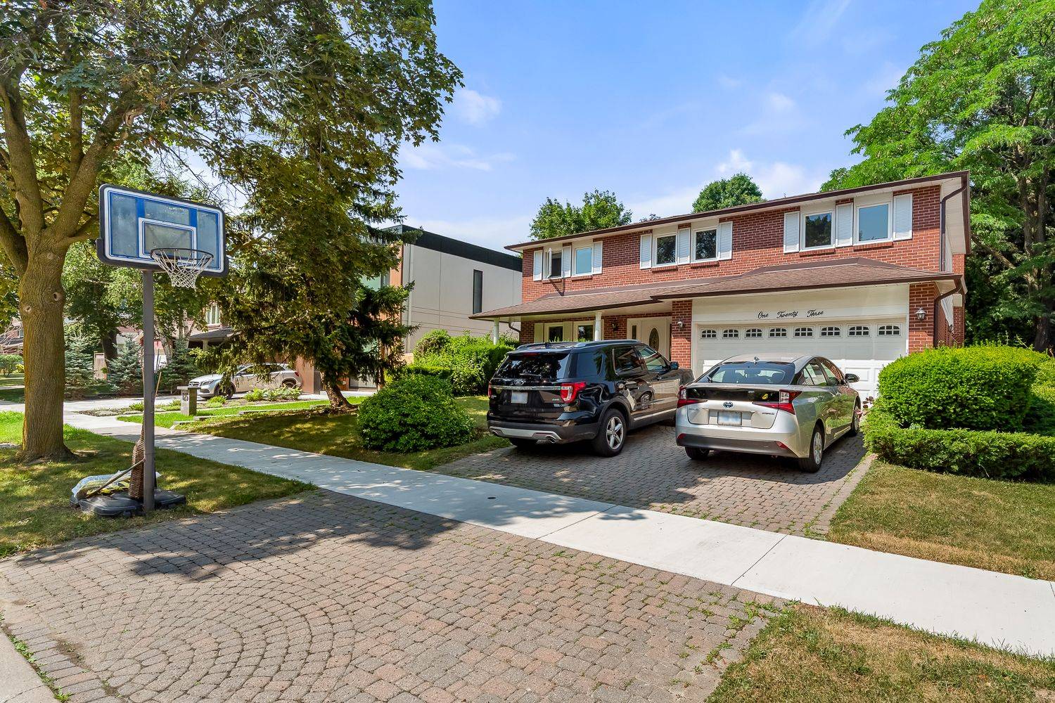 Toronto C13, ON M3B 3B6,123 Abbeywood TRL