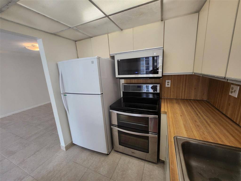 North Miami Beach, FL 33160,17890 W Dixie Hwy #619