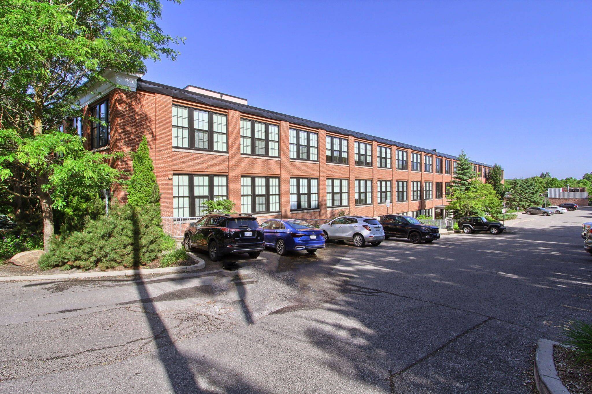 Newmarket, ON L3Y 1R1,543 Timothy ST #317