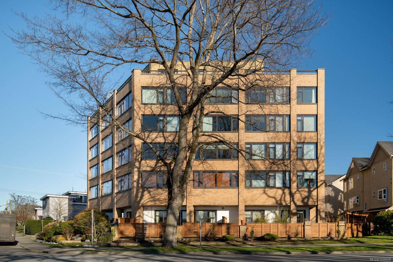 Victoria, BC V8V 1A3,104 Dallas Rd #404