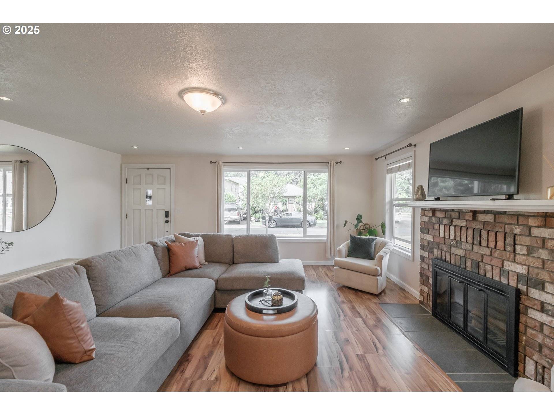 Silverton, OR 97381,803 MADISON ST