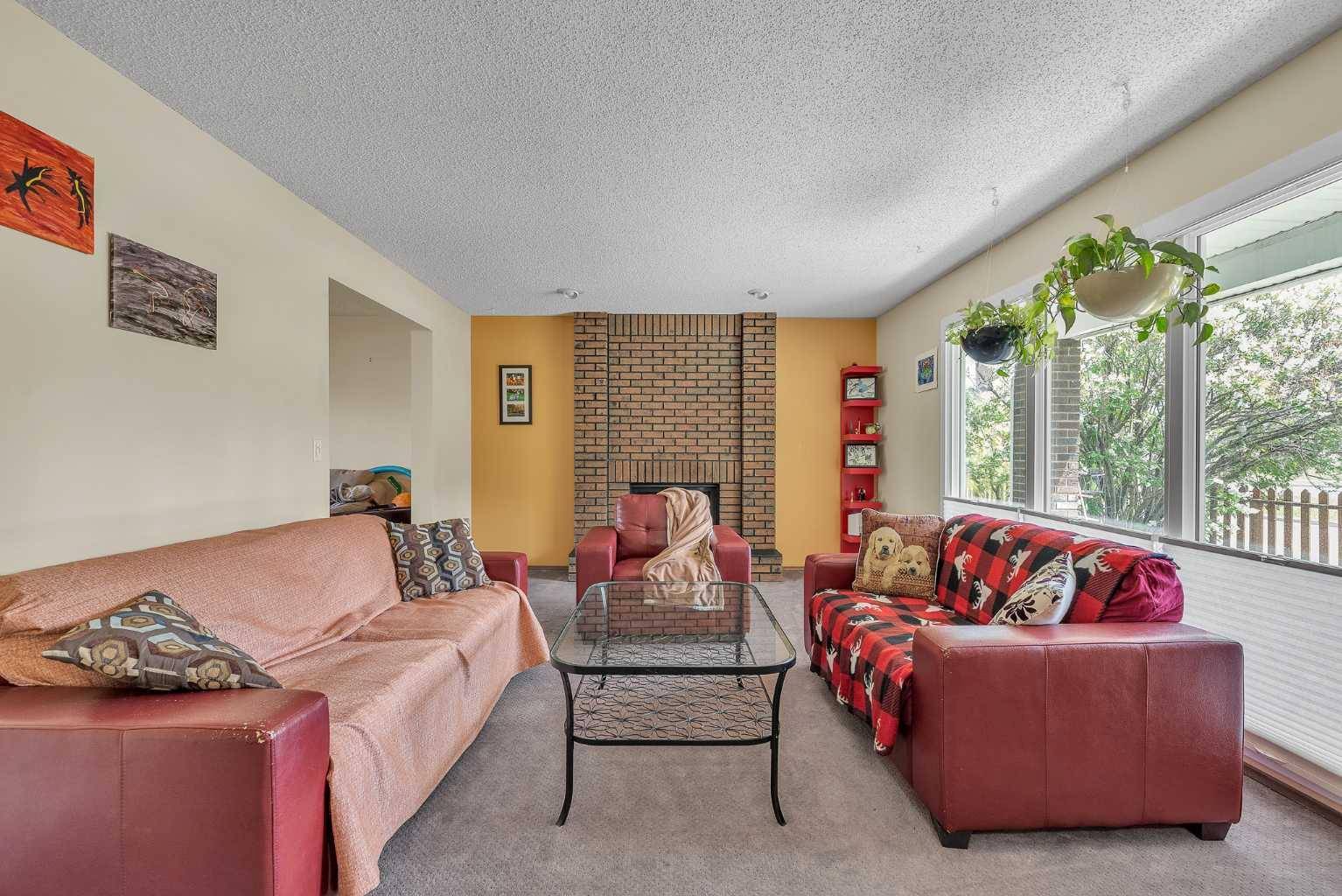 Calgary, AB T3E 6V5,3615 Sarcee RD SW