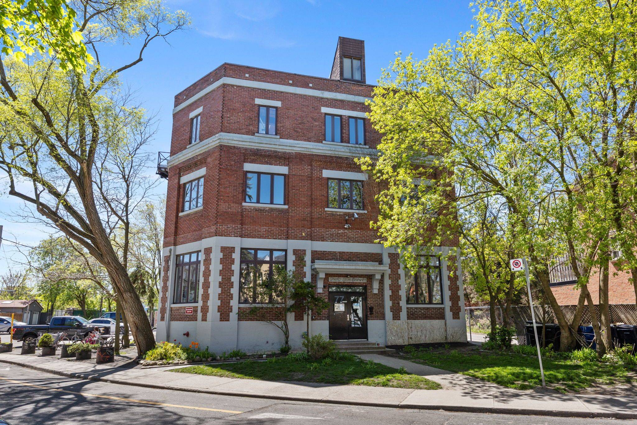 Toronto C01, ON M6K 1P4,77 Florence ST #201