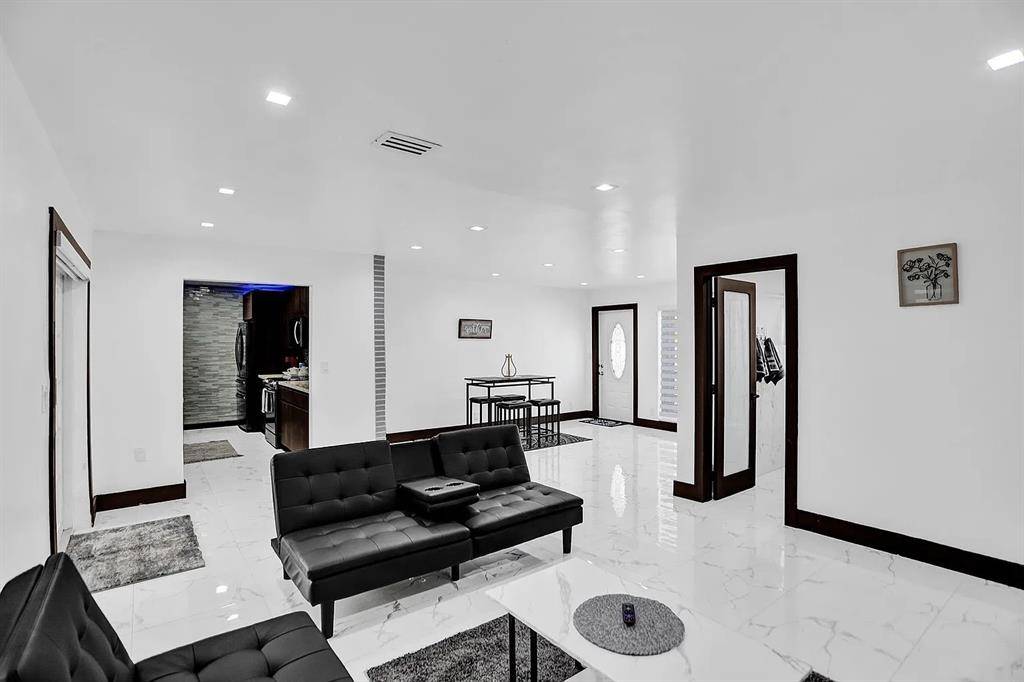 Hollywood, FL 33024,6900 Park St