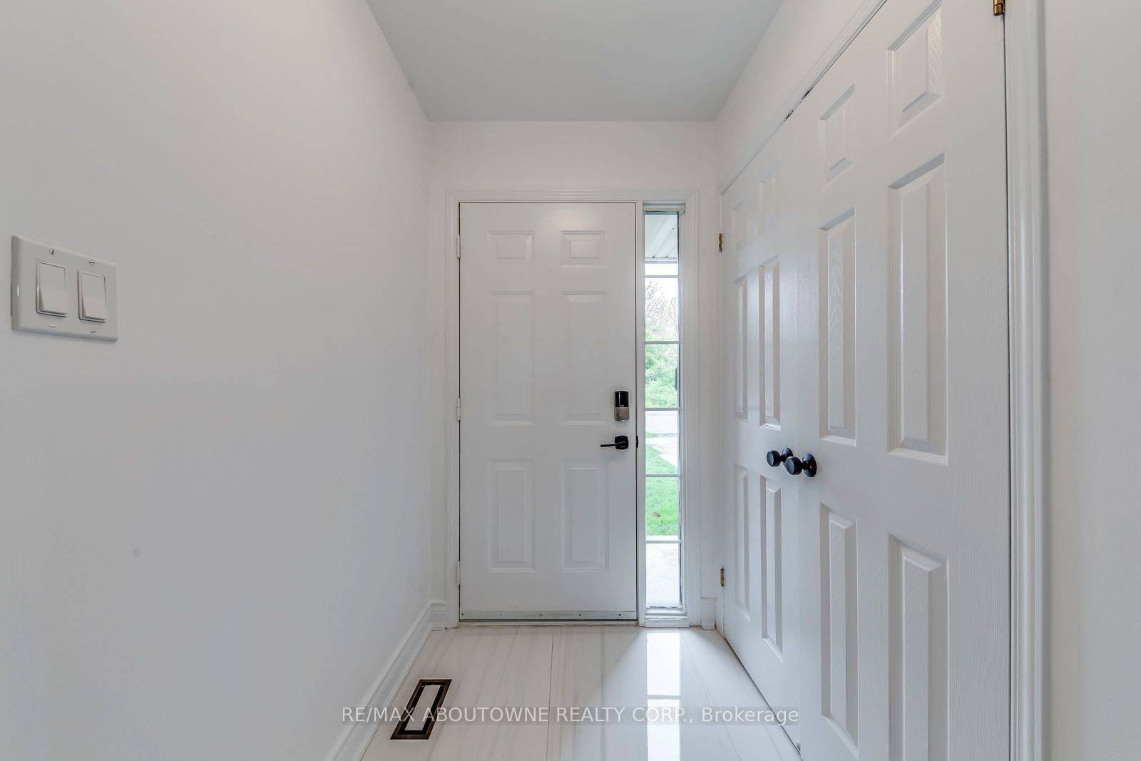 Oakville, ON L6M 4R2,2246 Fairbairn CT