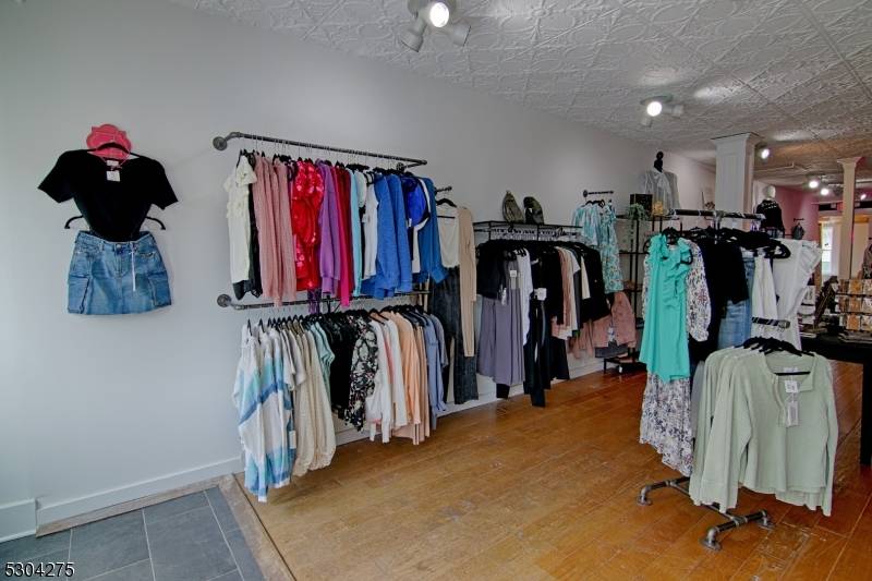 Mendham Boro, NJ 07945,15 W Main St