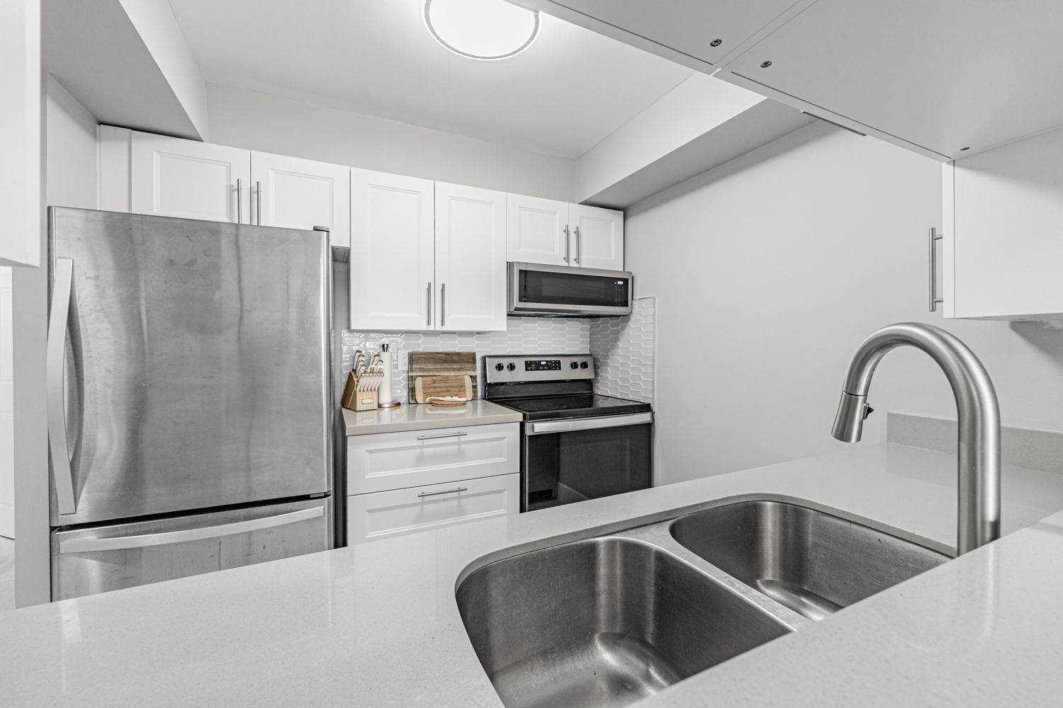 Toronto W04, ON M9N 3W5,3 Hickory Tree RD #809