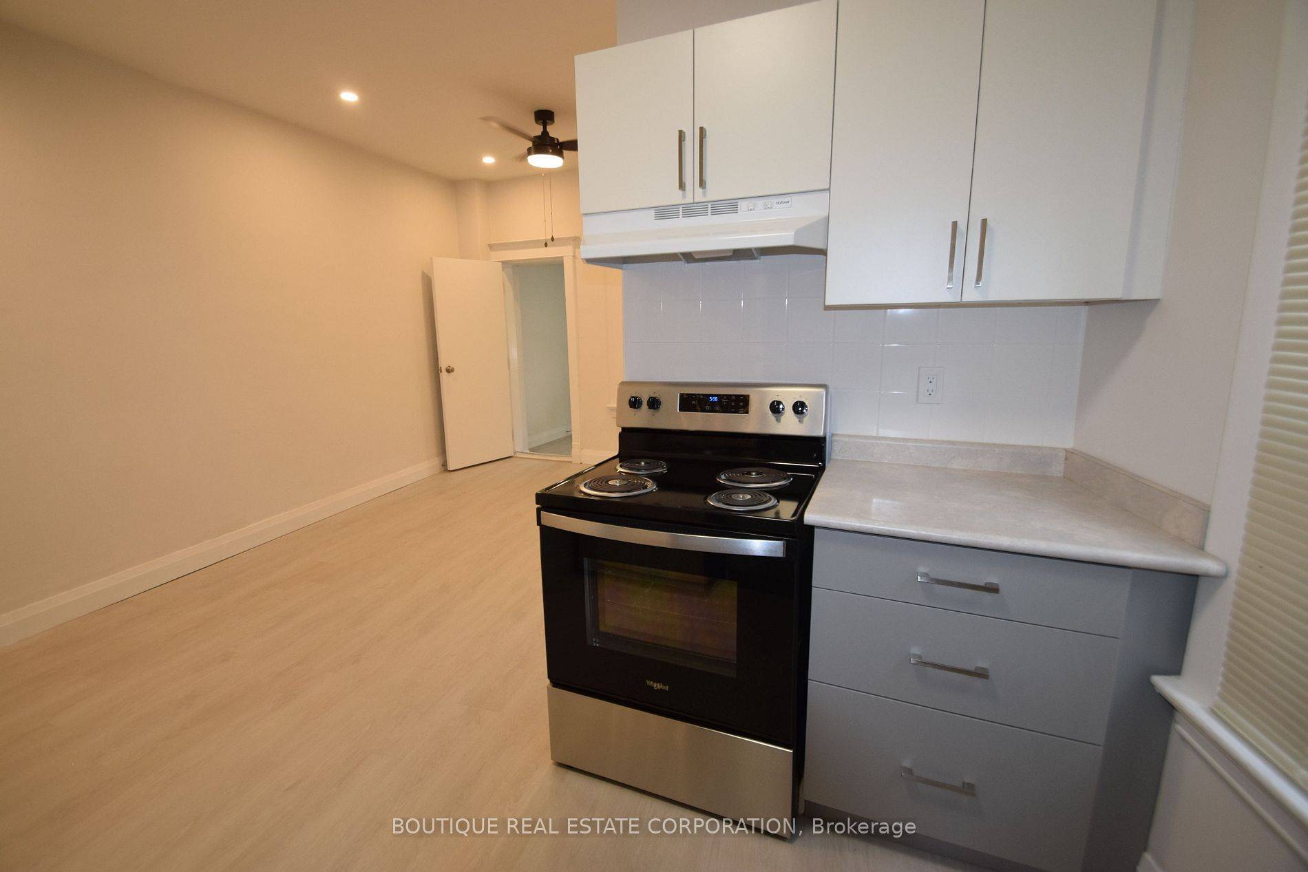 Toronto W01, ON M6R 1X3,2218 Dundas ST W #2B