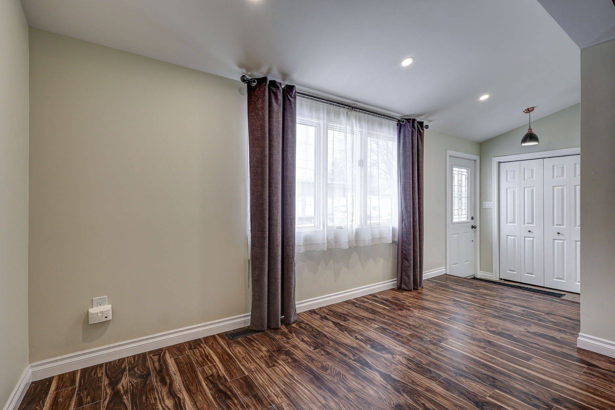 London East, ON N5W 2T8,1163 York ST