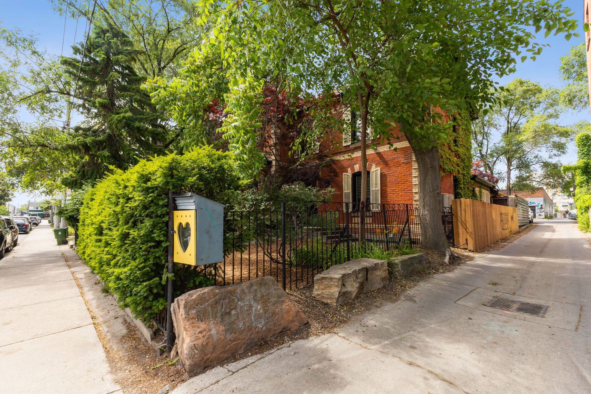Toronto C01, ON M6J 1R3,14 Halton ST