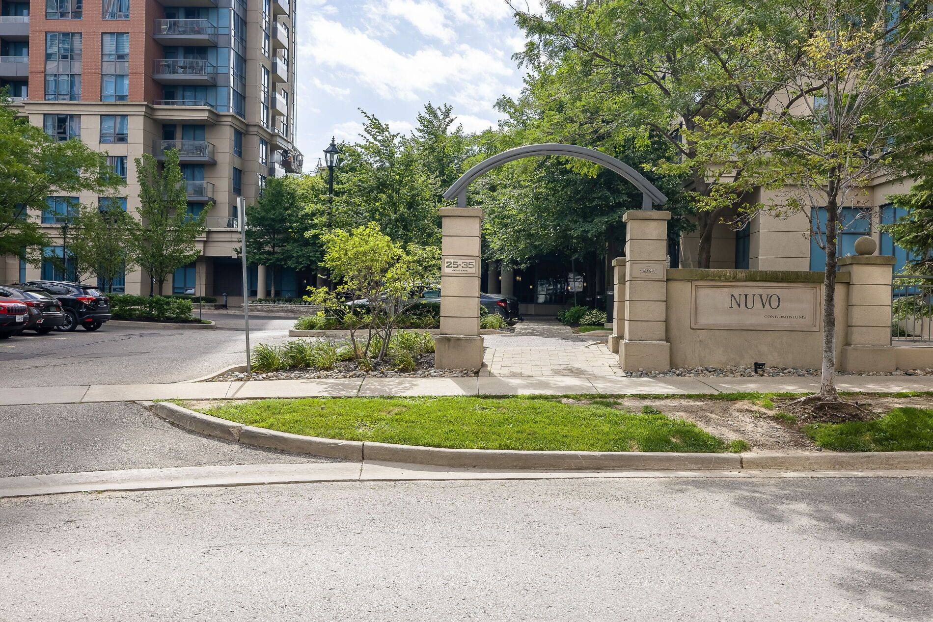 Toronto W08, ON M9B 0A2,35 Viking LN #744