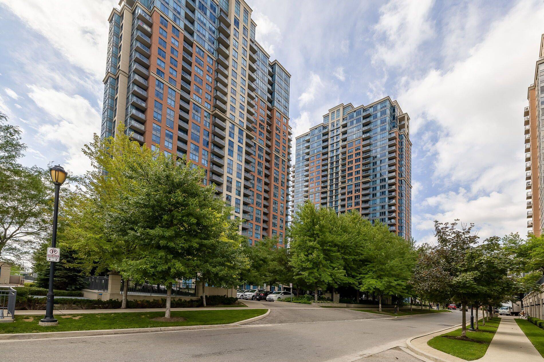 Toronto W08, ON M9B 0A2,35 Viking LN #744
