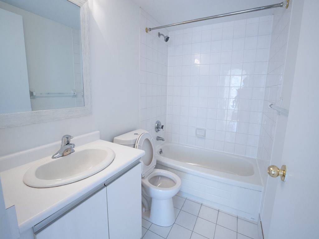 Vaughan, ON L4J 8E6,81 Townsgate DR E #210