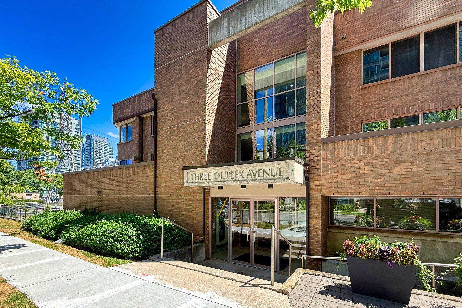 Toronto C07, ON M2M 4G6,3 Duplex AVE #106