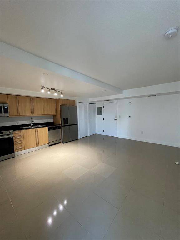 Miami Beach, FL 33141,7600 Collins Ave #914