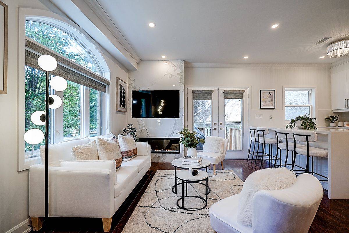 Richmond Hill, ON L4C 4N9,125 Hall ST #2