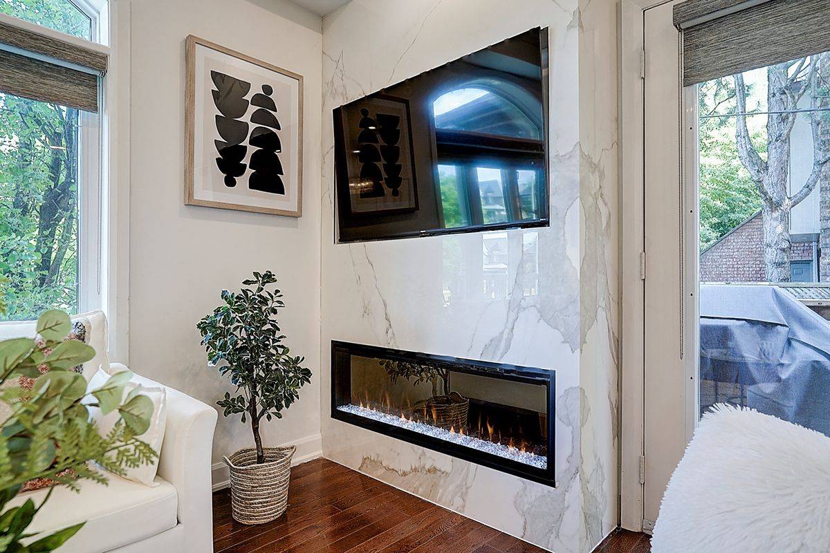 Richmond Hill, ON L4C 4N9,125 Hall ST #2