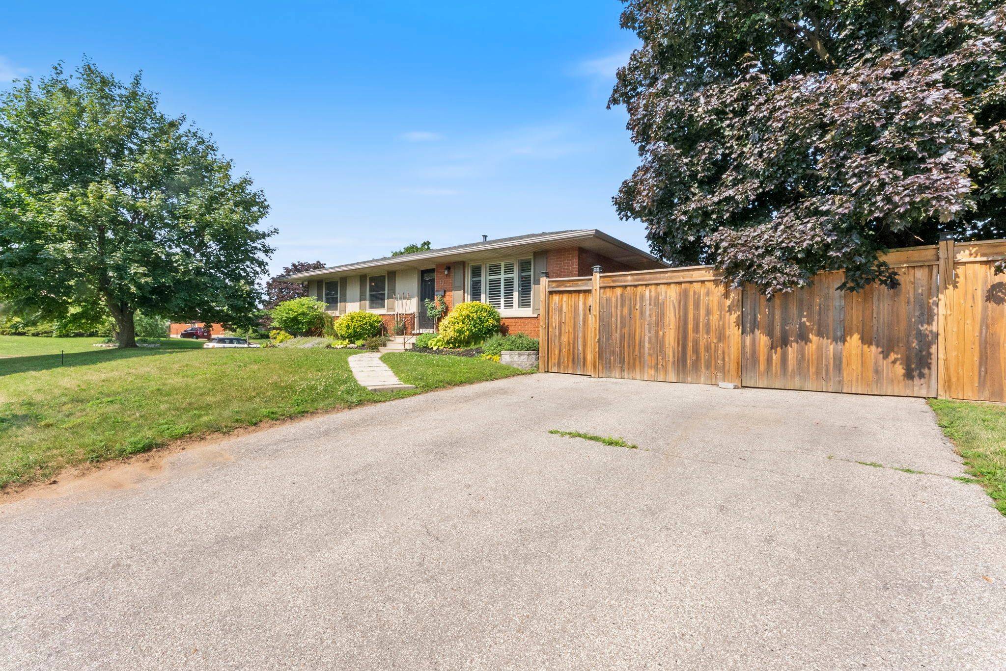 Brantford, ON N3R 5G6,10 Kent RD