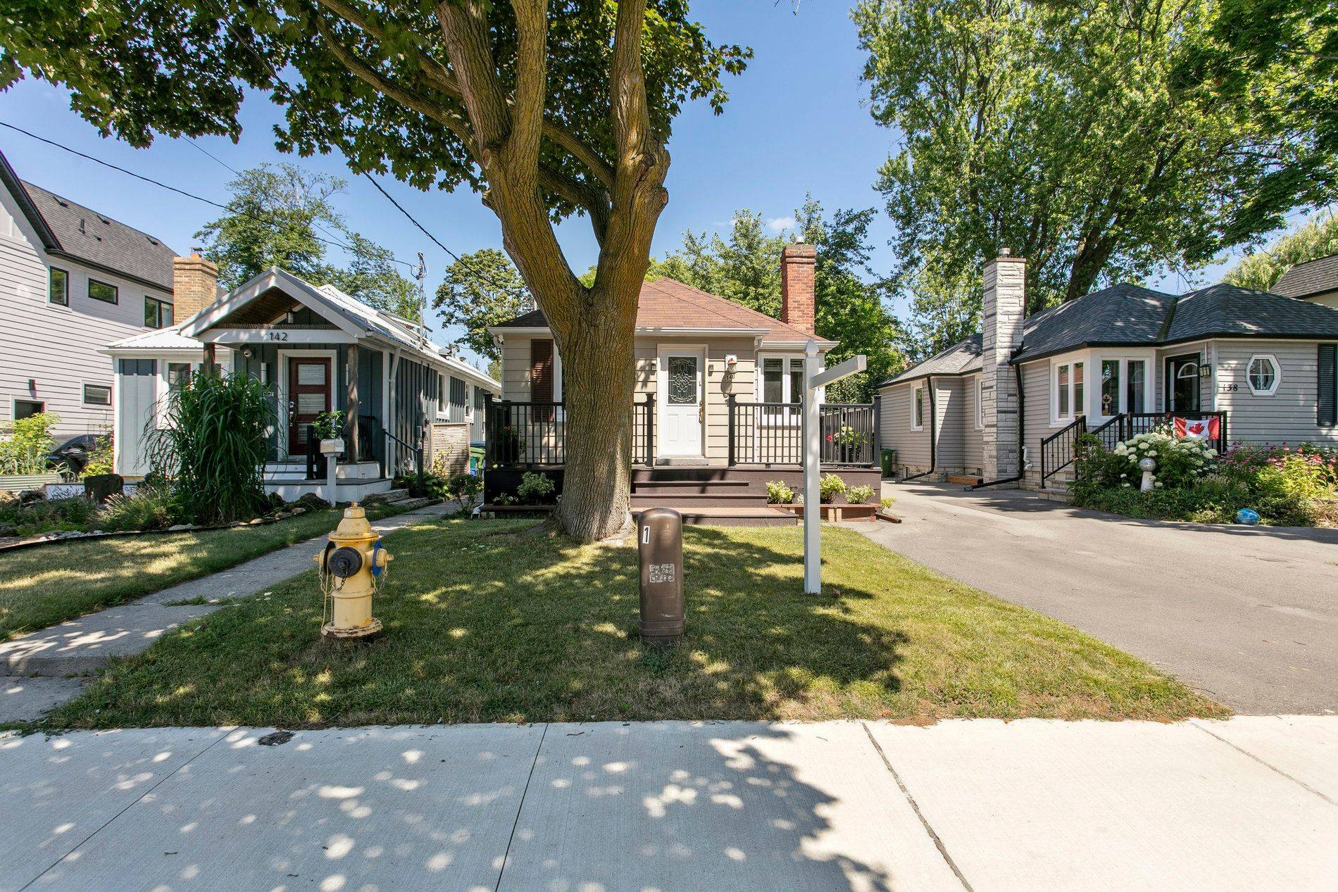 Toronto W06, ON M8V 1T4,140 Hillside AVE