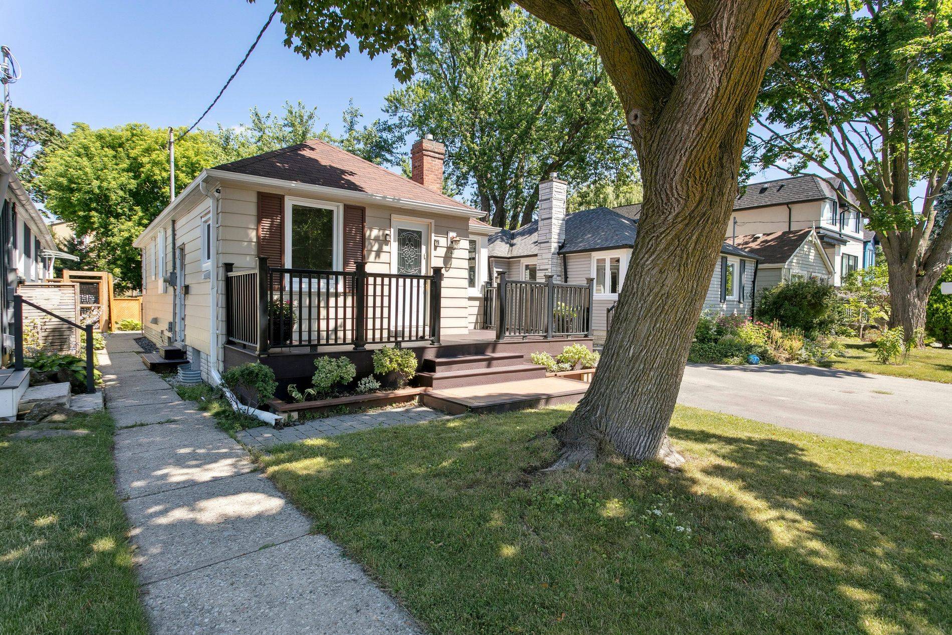 Toronto W06, ON M8V 1T4,140 Hillside AVE