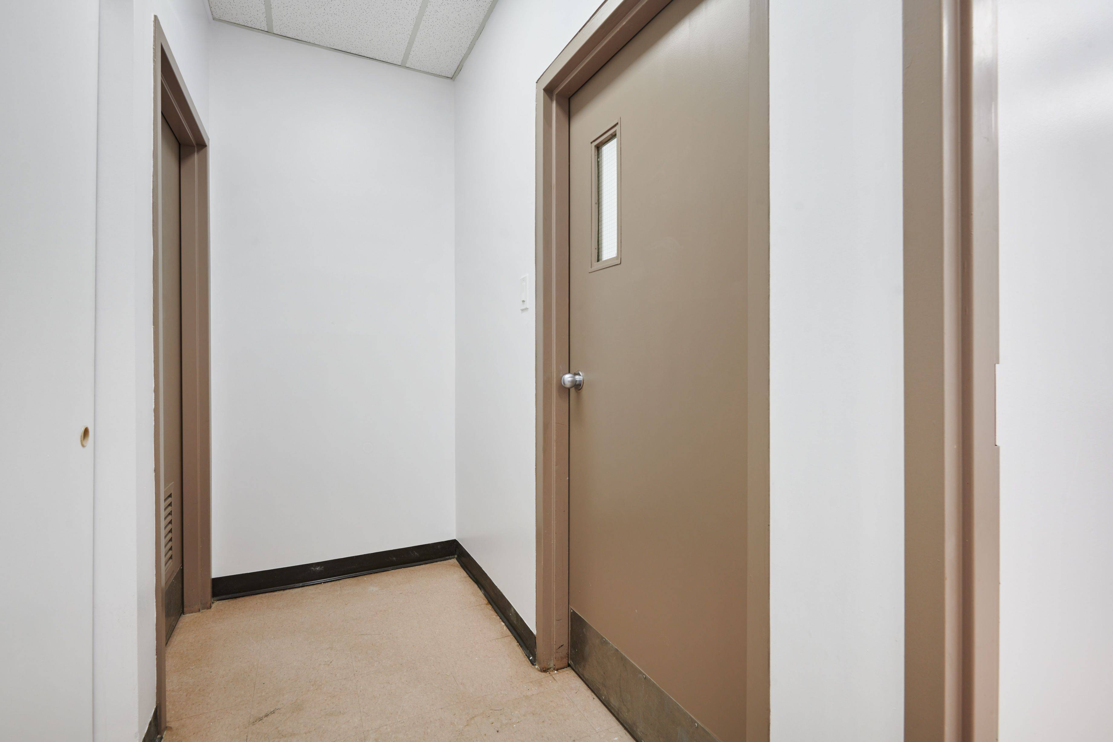 Cornwall, ON K6J 1G3,41 Second ST W #Upstairs/Office Room 6
