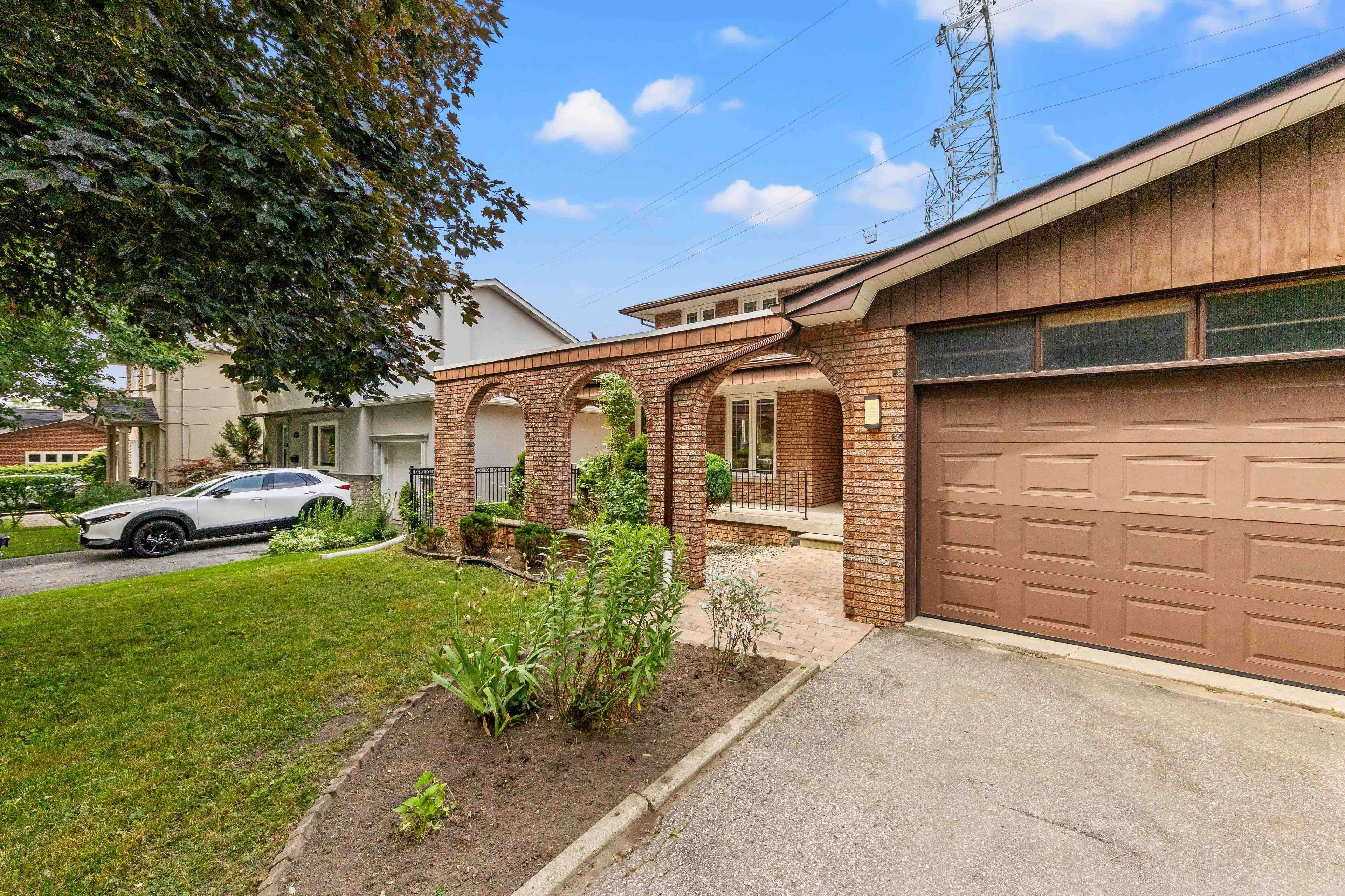 Toronto W08, ON M9B 4Y2,12 Haliburton AVE
