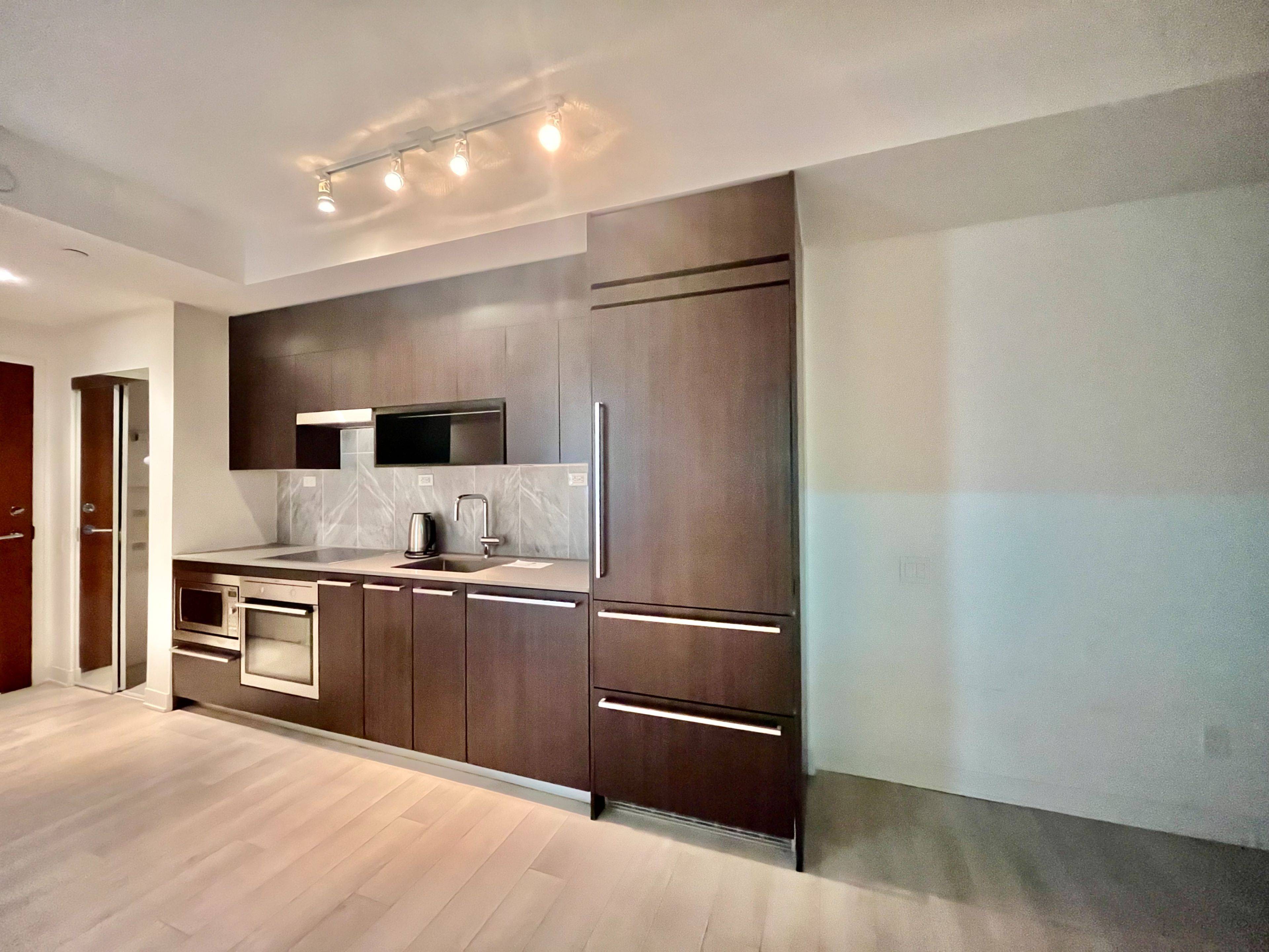 Toronto C01, ON M5V 0J4,90 Queens Wharf RD #210