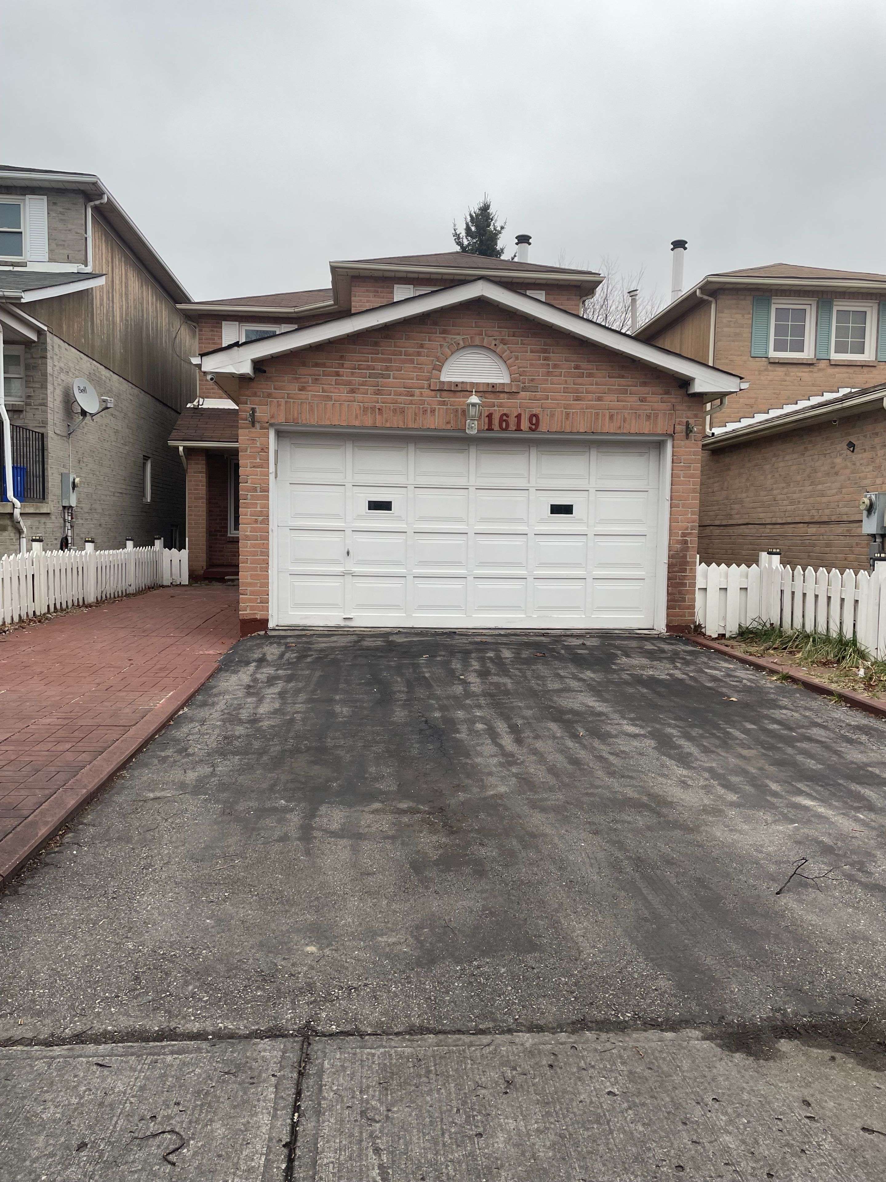 Pickering, ON L1V 6G8,1619 Marshcourt DR N #Lower