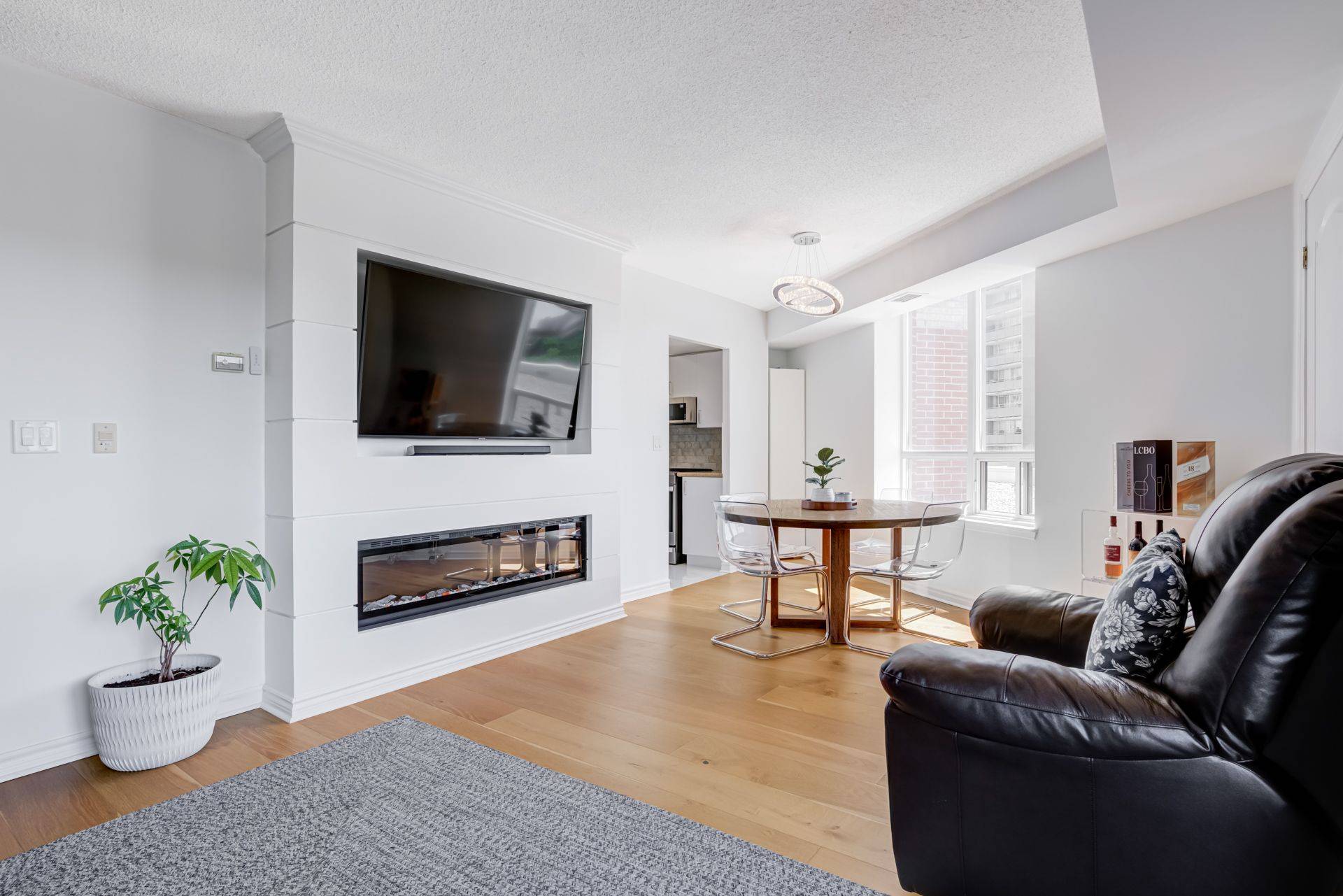 Toronto W04, ON M9N 3Z9,2088 Lawrence AVE W #1002