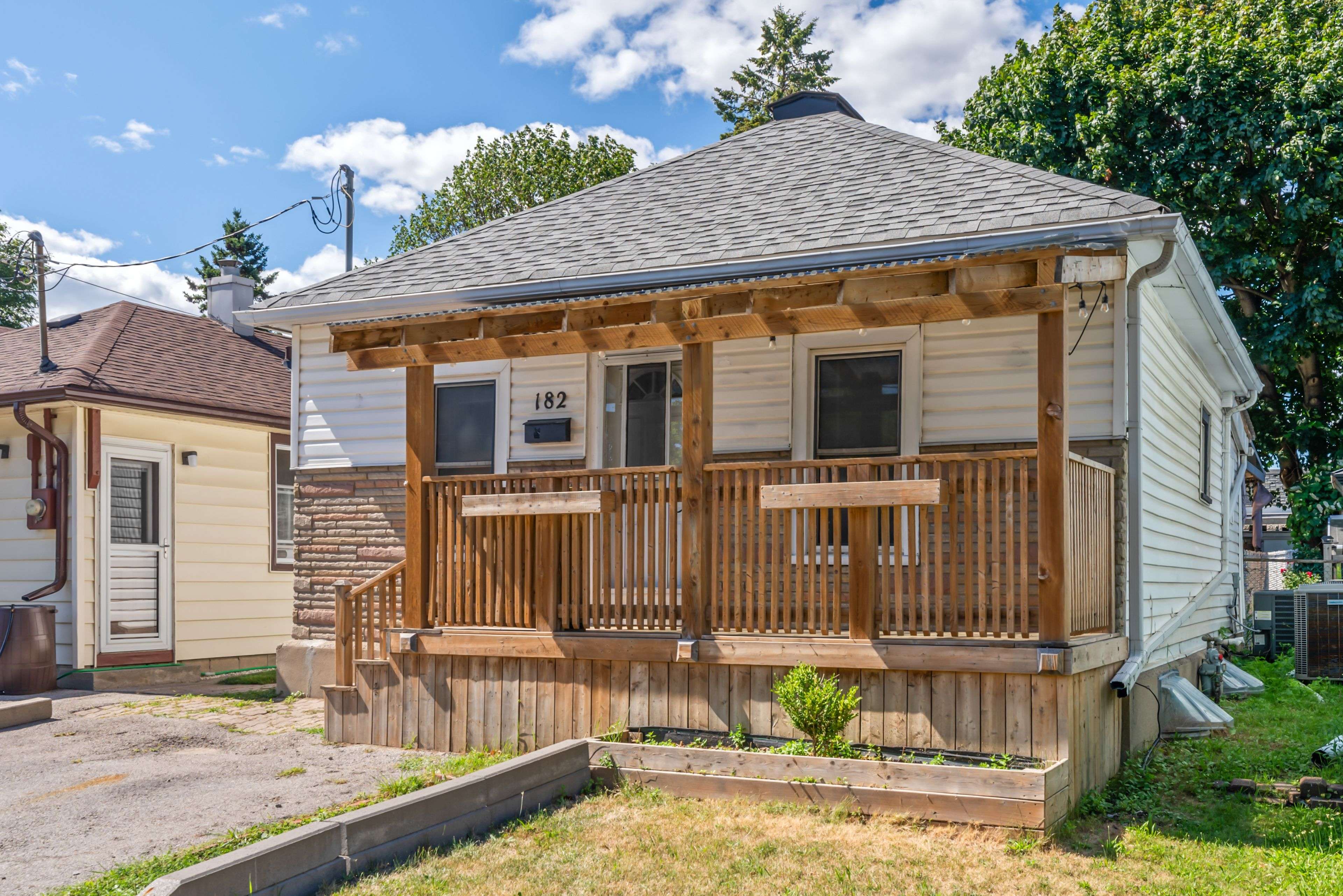 Oshawa, ON L1J 1P7,182 Bloor ST W