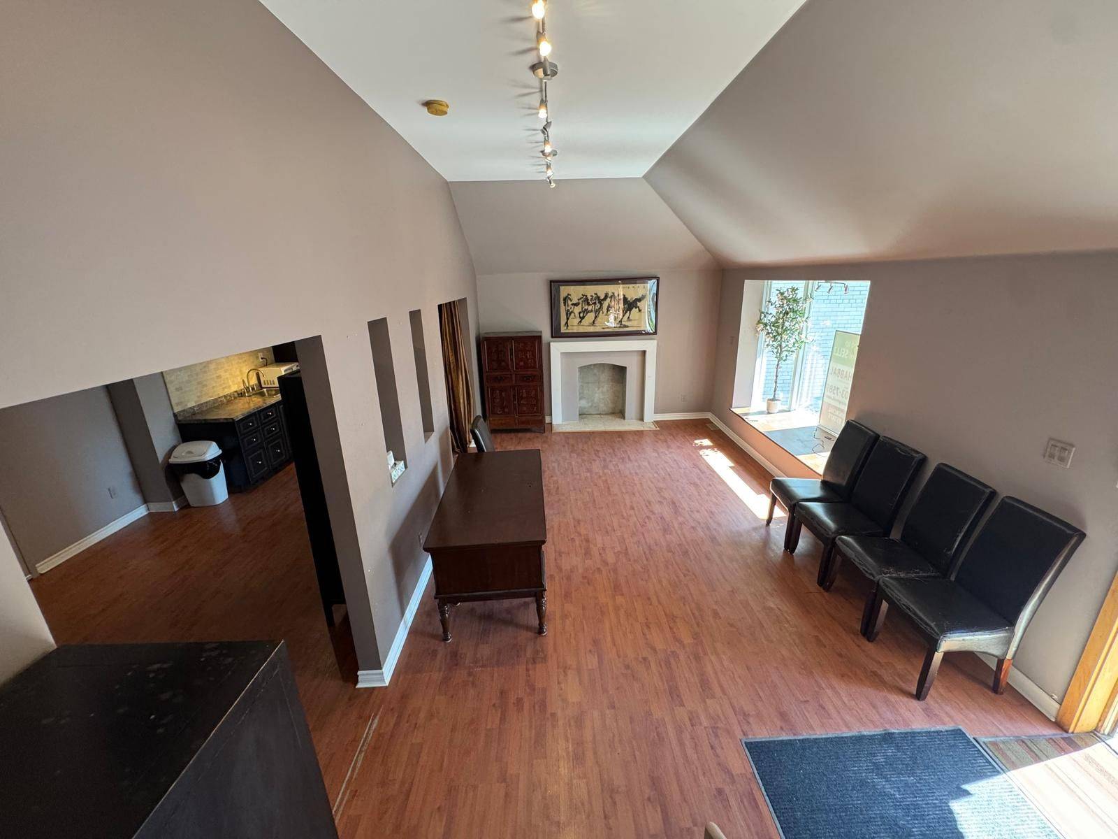 Mississauga, ON L5G 1H1,270 Lakeshore RD E
