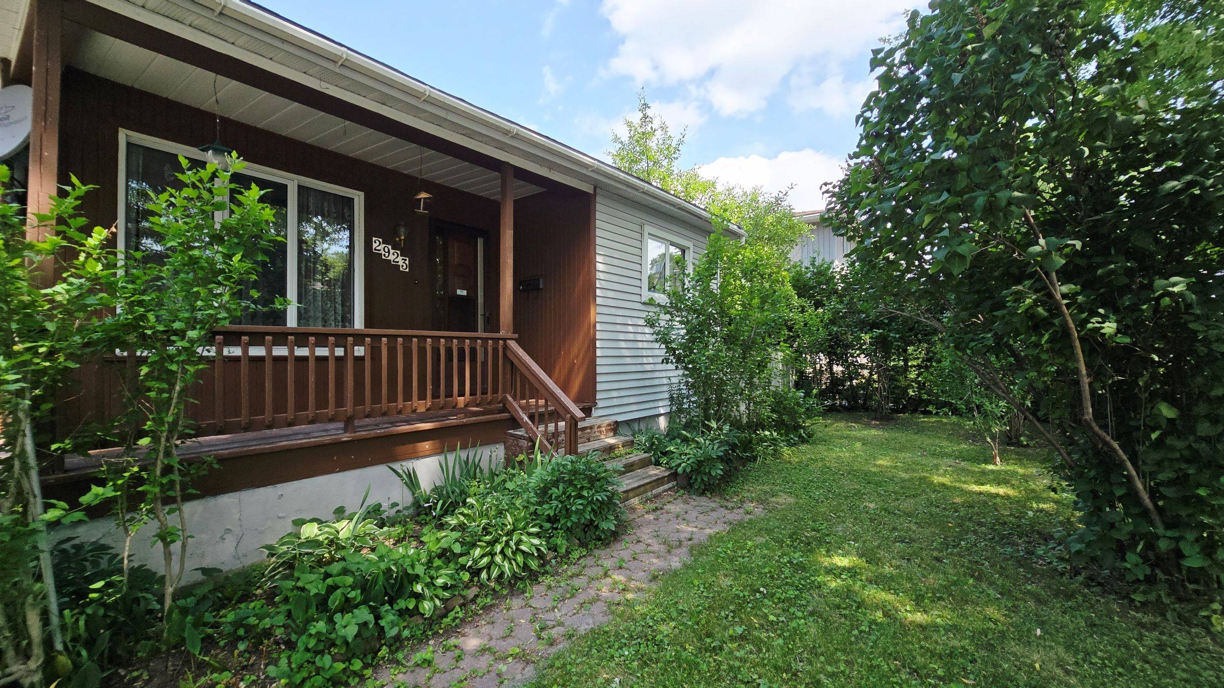 Britannia - Lincoln Heights And Area, ON K2B 7A1,2923 Ahearn AVE