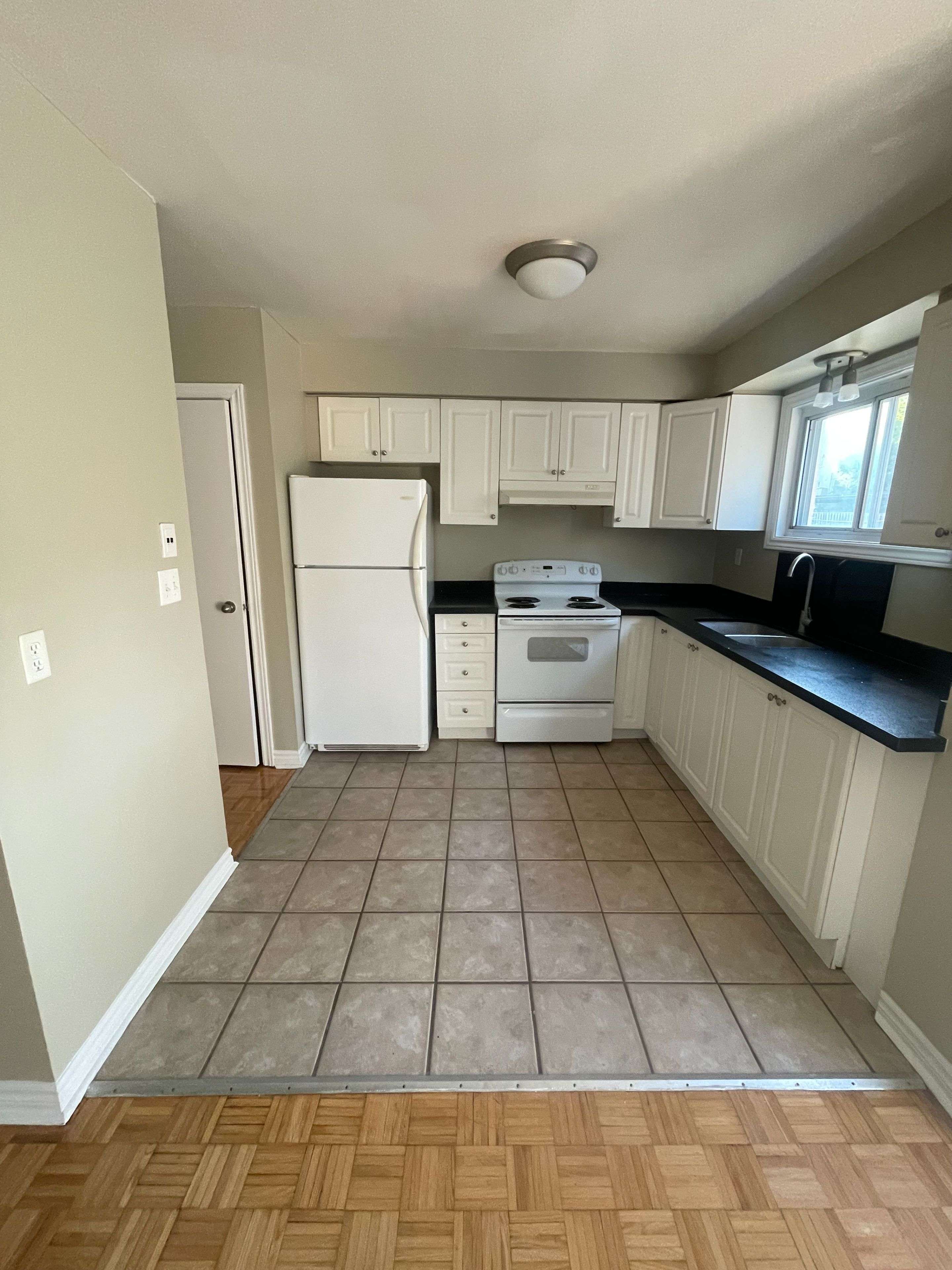 Barrie, ON L4M 1K7,275 Blake ST #27