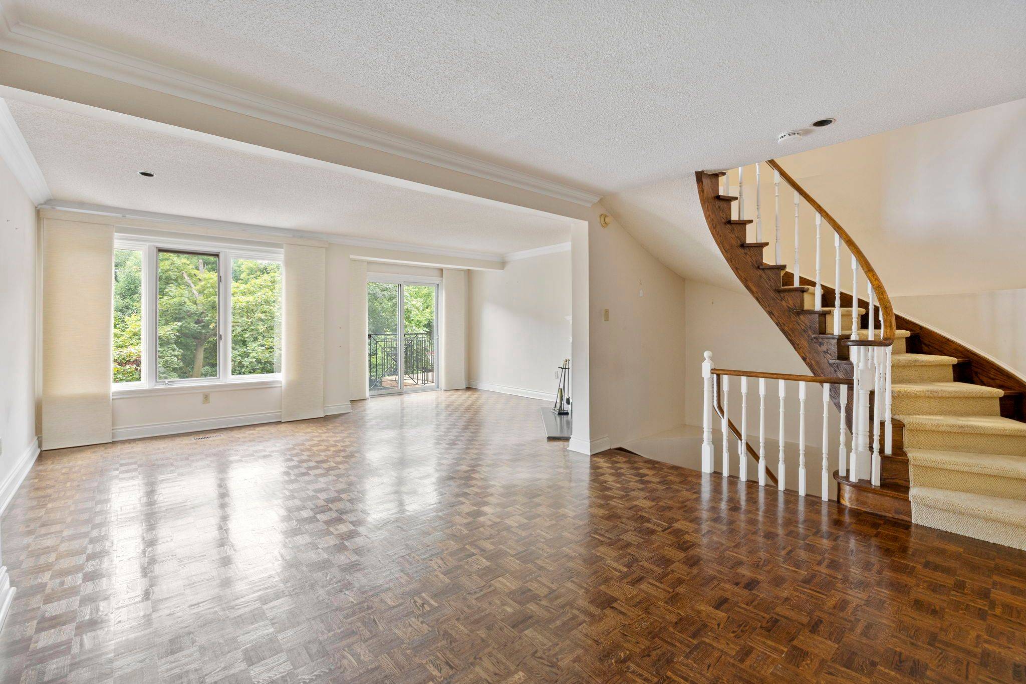 Toronto C04, ON M5N 2H4,1364 Avenue RD