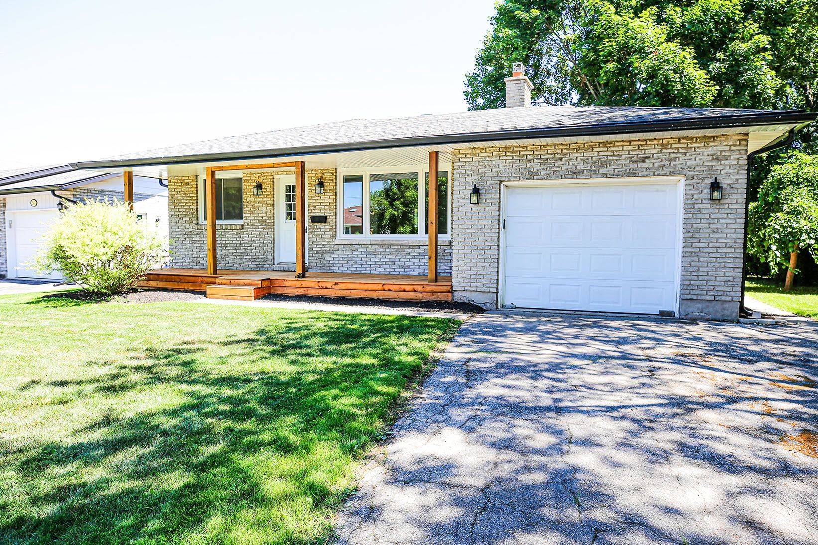 Welland, ON L3C 5V9,32 Royal Oak DR
