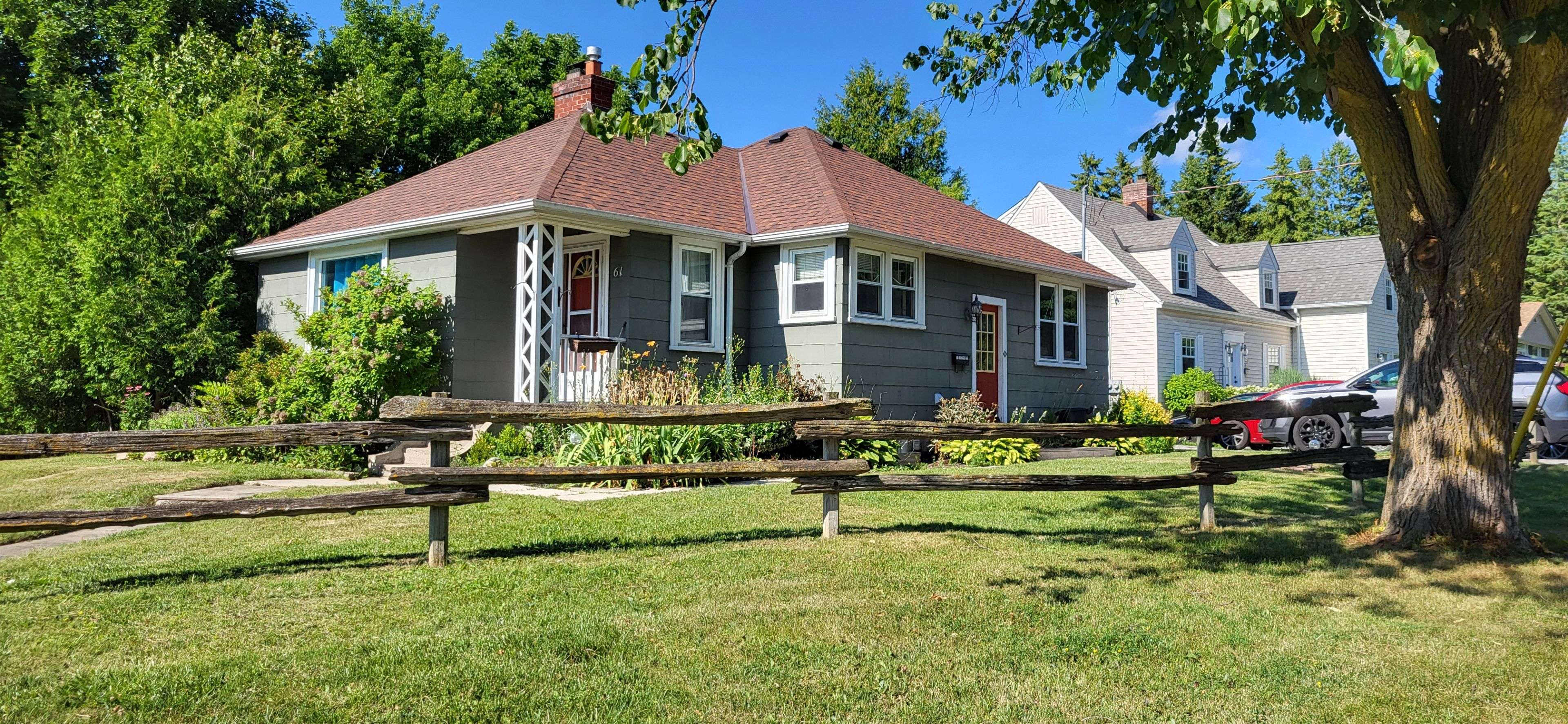 Newmarket, ON L3Y 3K8,61 Roxborough RD