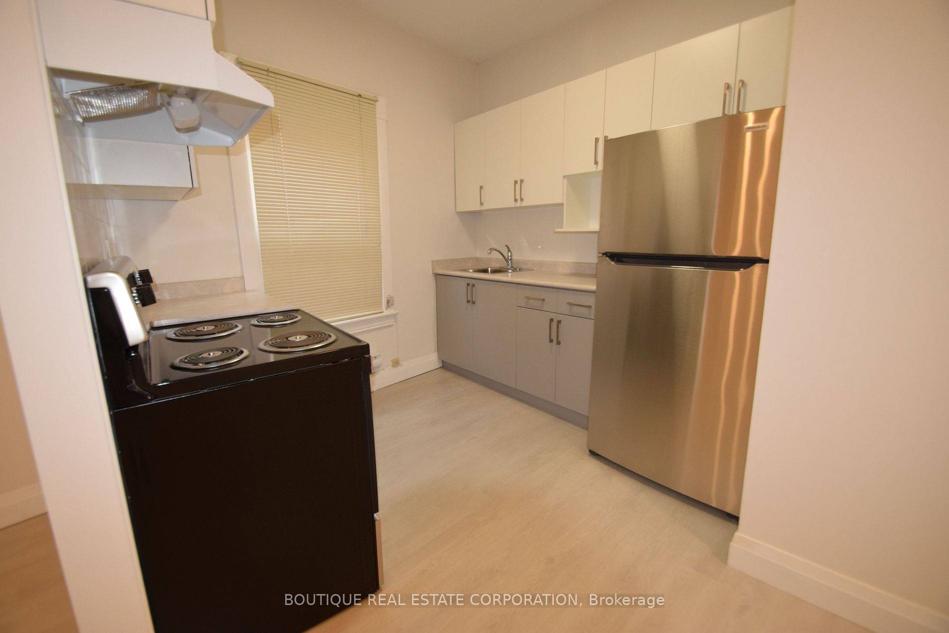 Toronto W01, ON M6R 1X3,2218 Dundas ST W #2B