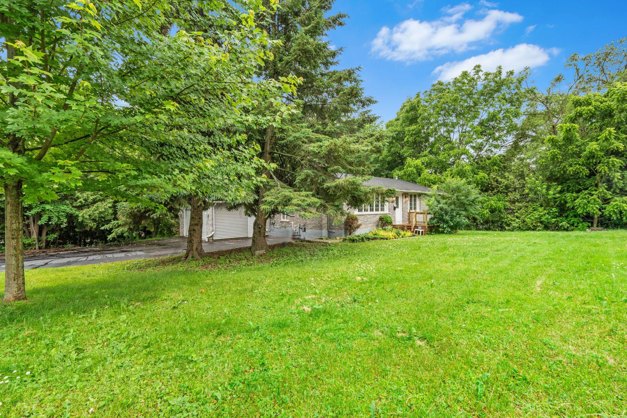 Kingston, ON K7M 5Z7,687 High Gate Park DR