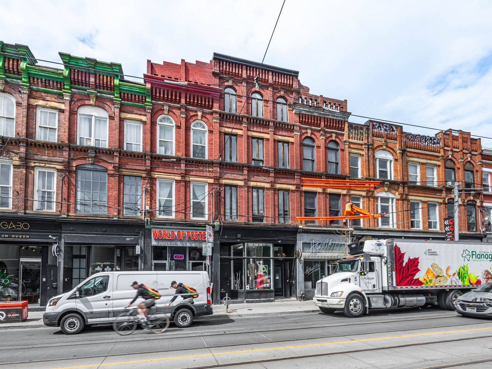 Toronto C01, ON M6J 1E5,662 Queen ST W