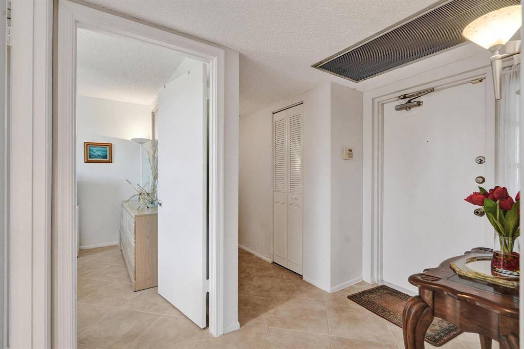 Davie, FL 33324,9340 Lagoon Pl #309
