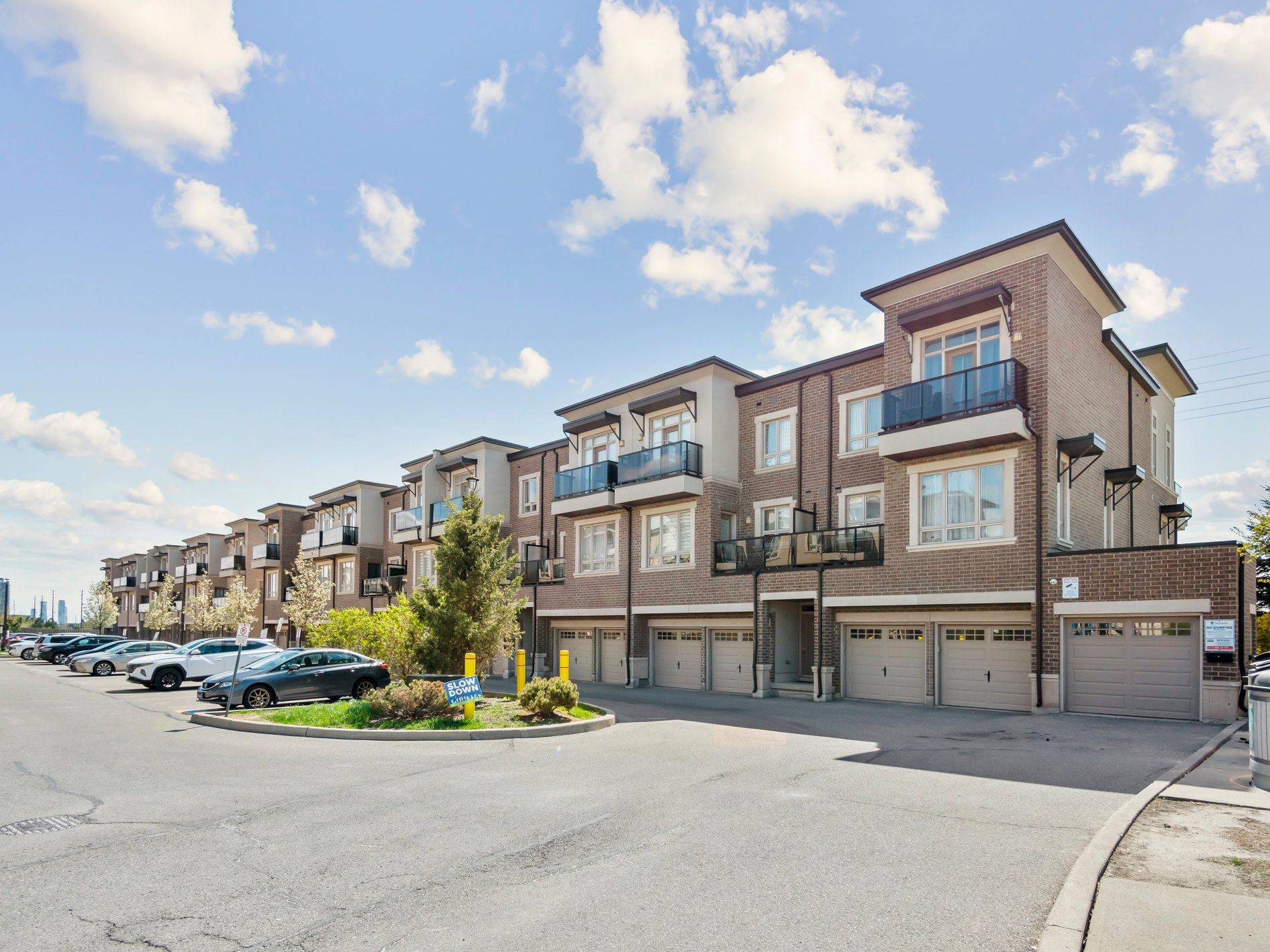 Vaughan, ON L6A 4G5,9621 Jane ST #14