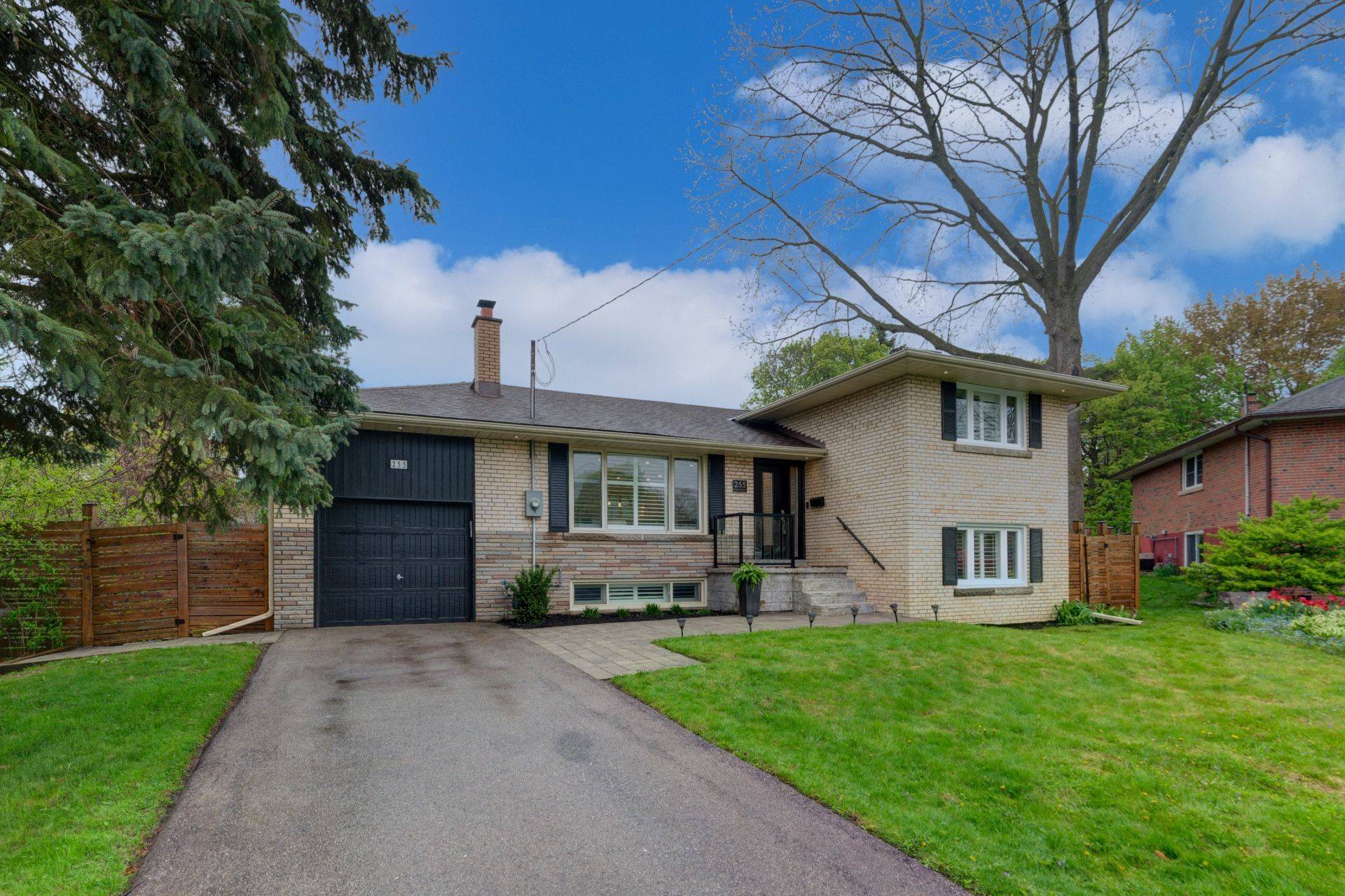 Oakville, ON L6L 3X8,255 Wales CRES