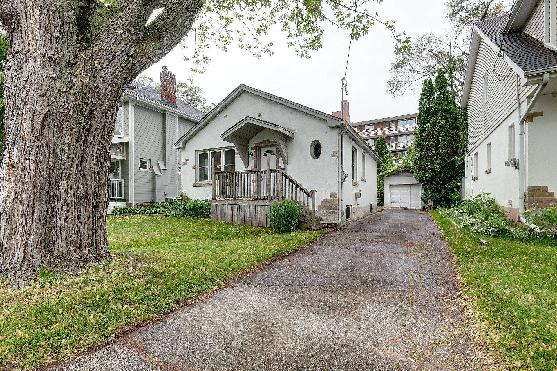 Burlington, ON L7R 2S2,469 Woodland AVE