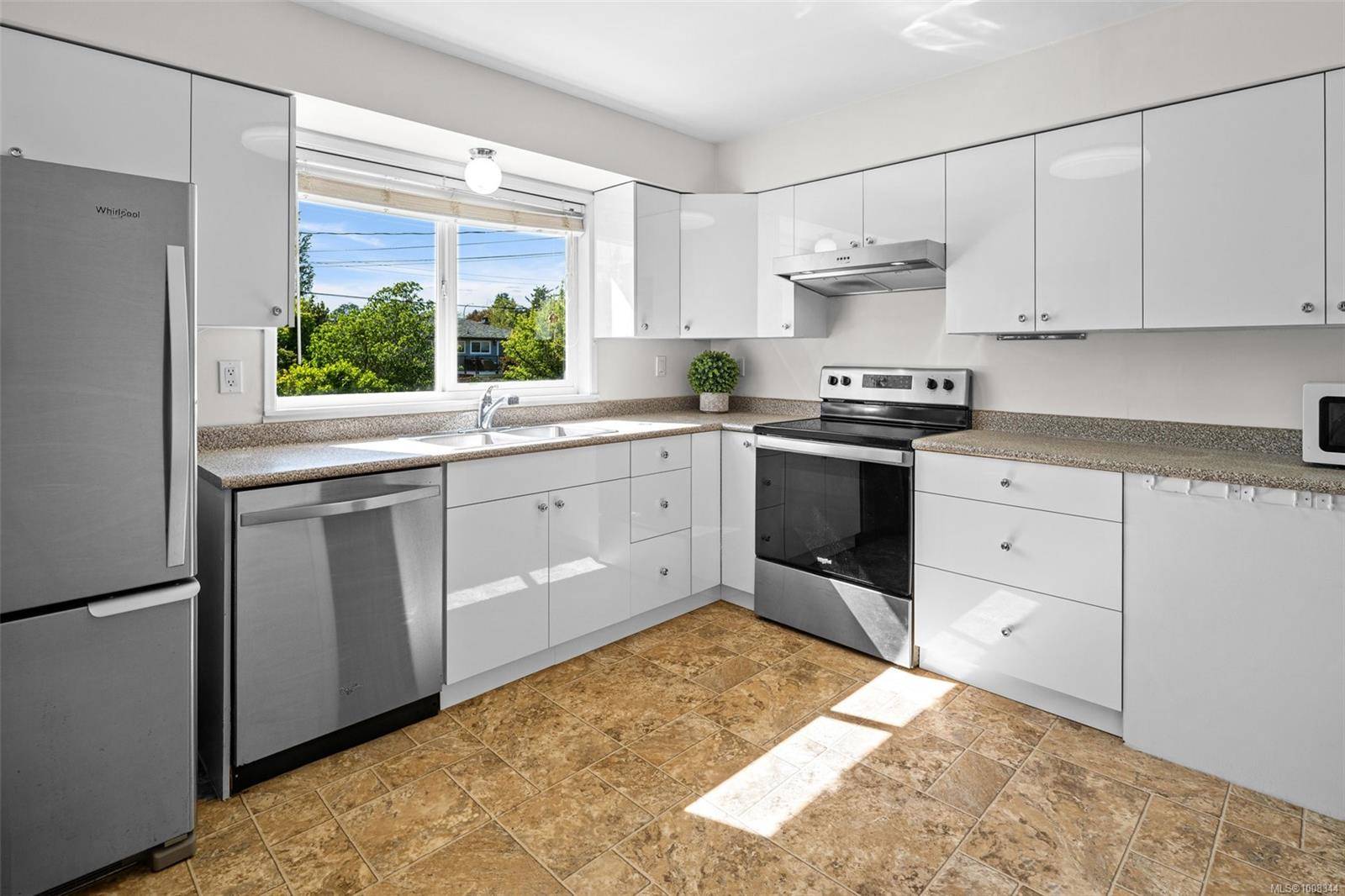 Saanich, BC V8N 3N1,3980 Oakwood St