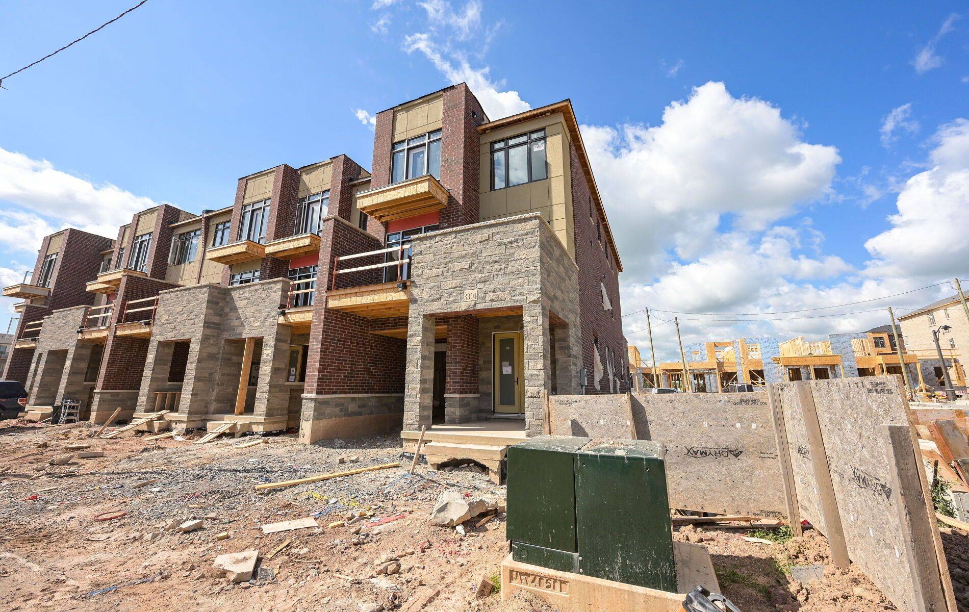 Oakville, ON L6M 5S2,3304 Azam WAY
