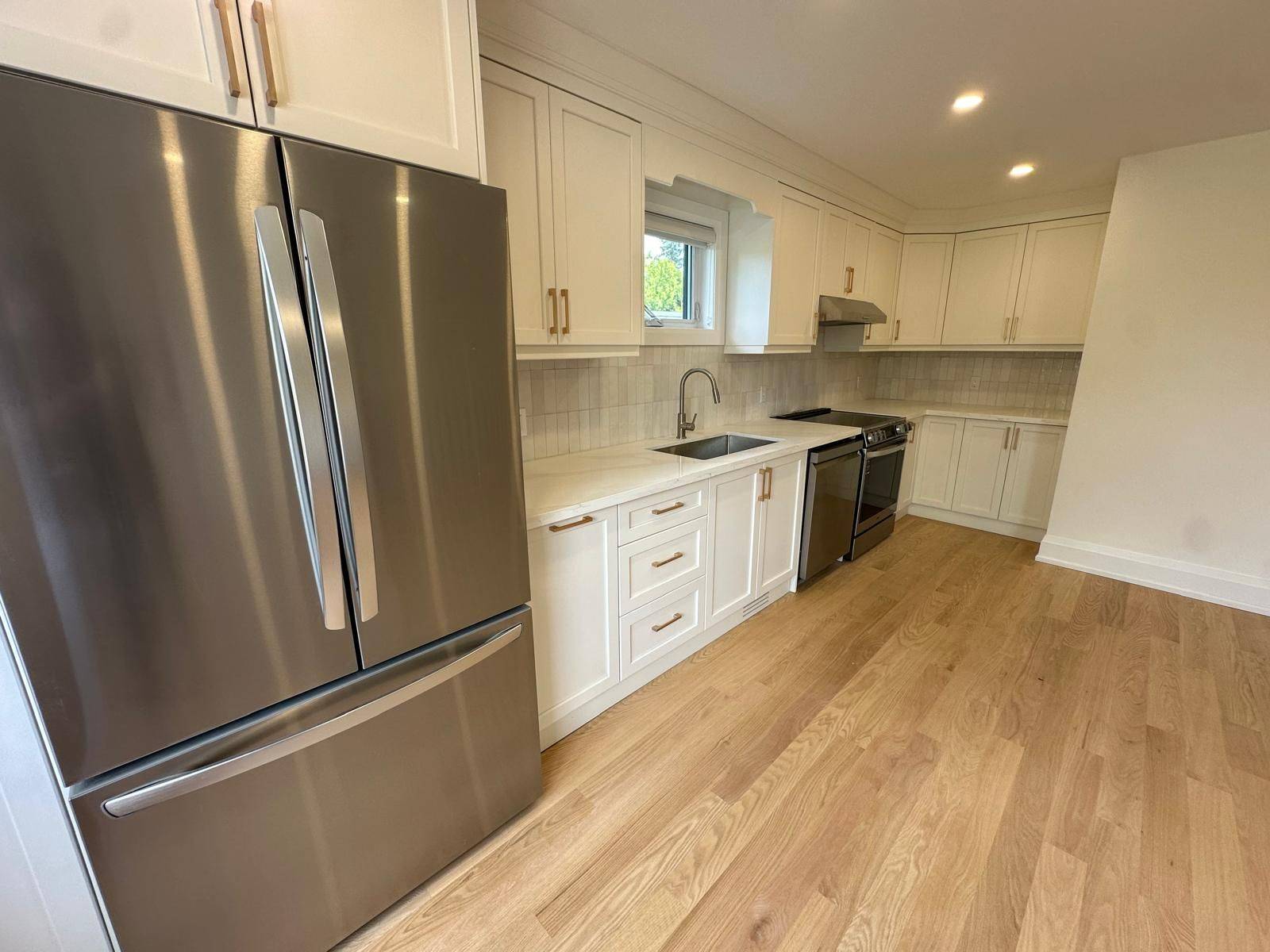 Toronto E03, ON M4C 4X8,398 Main ST #Upper