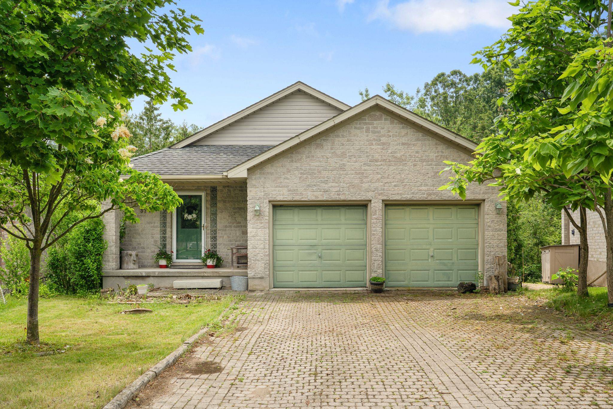 London South, ON N5Z 5C8,370 Jonathan ST