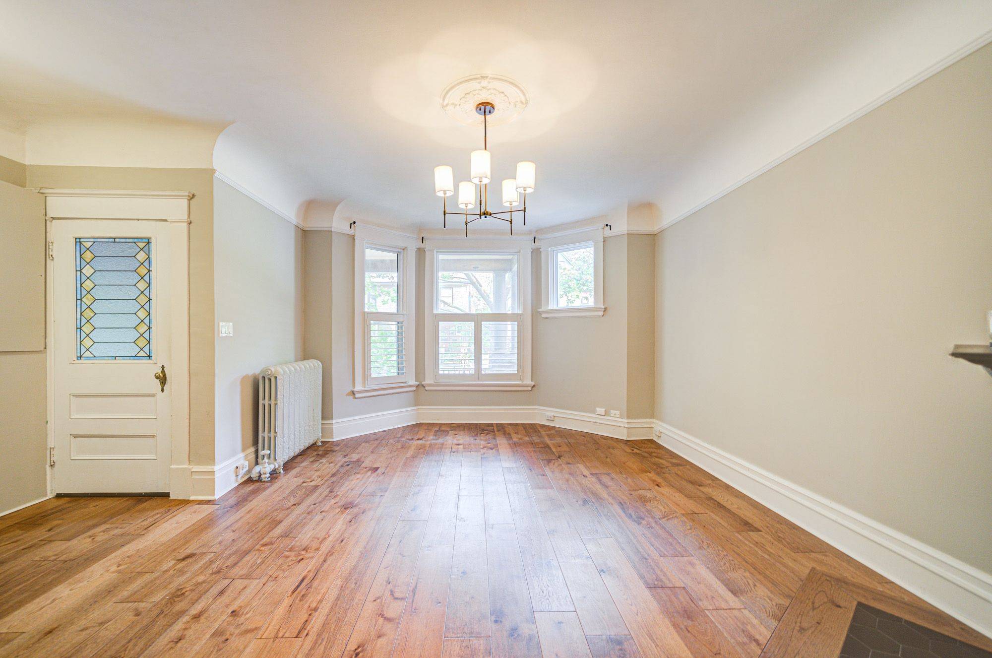 Toronto C01, ON M6G 2L6,555 Markham ST