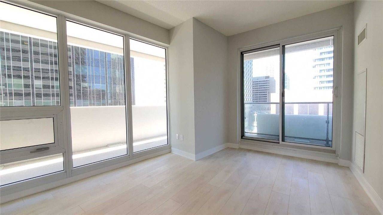 Toronto C10, ON M4S 0B8,2221 Yonge ST #809