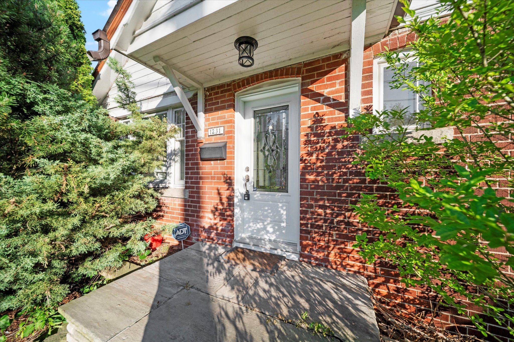 Toronto E06, ON M1N 1P4,1231 Kingston RD
